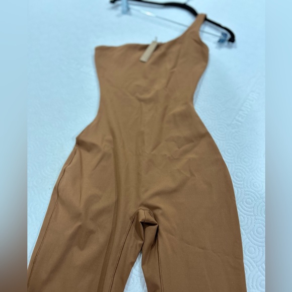 SKIMS NWT All-in one shoulder jumpsuit size XS - Picture 5 of 9